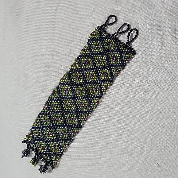 Lilly fashion  beaded bracelet  with 3 knobs to Secure it - Picture 4 of 4